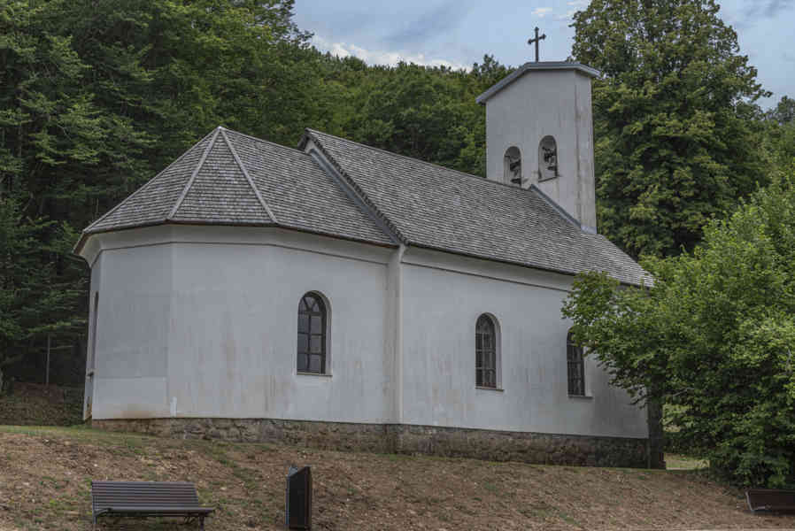 Croacia - Smiljan 08 - Centro Conmemorativo Nikola Tesla - iglesia ortodoxa Serbia de los Santos Apóstoles Pedro y Pablo
